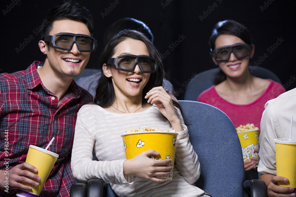 年轻夫妇在电影院看3D电影