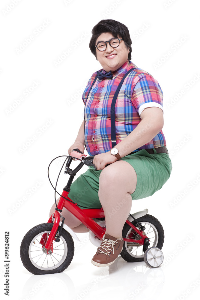 快乐的超重男子骑着一辆大号自行车