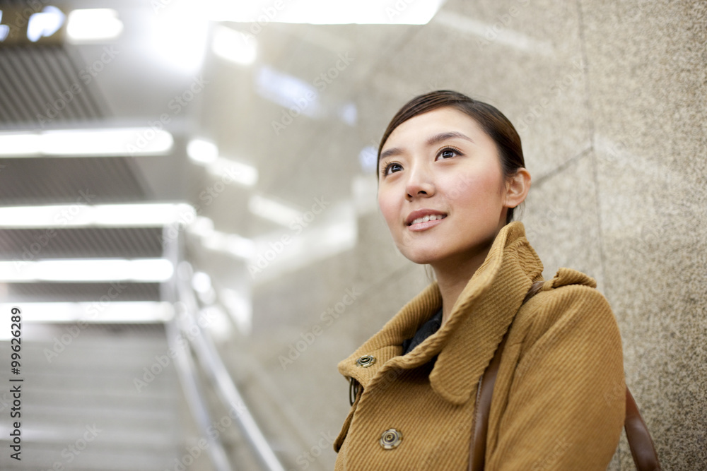 地铁站里的年轻中国女人