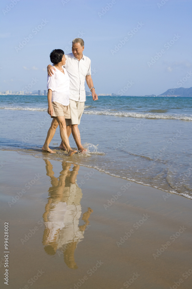 老年夫妇在海滩上散步