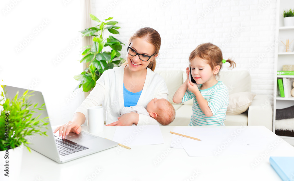 做生意的母亲在家通过互联网和孩子一起工作