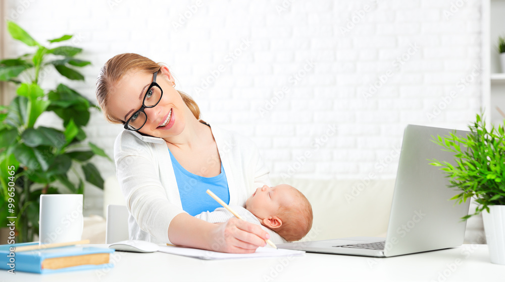 商务妈妈带着新生儿在家通过互联网工作
