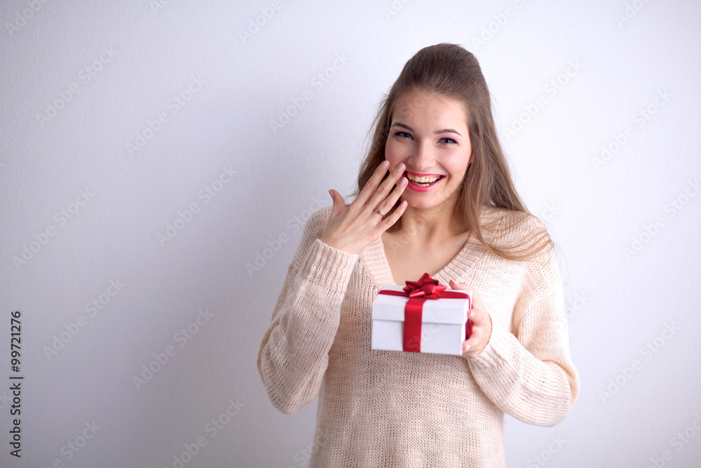 年轻女人幸福微笑，手拿礼盒