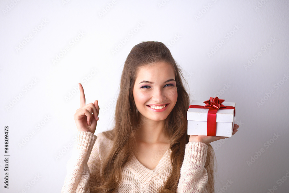 年轻女人幸福微笑，手拿礼盒