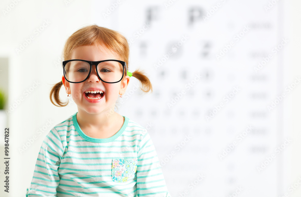 概念视力测试。戴眼镜的女孩
