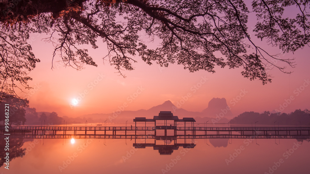 日出时的缅甸帕安湖。亚洲地标和旅游目的地