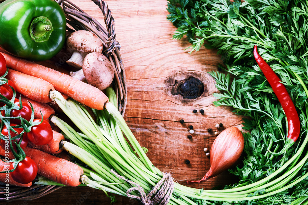 篮子里的新鲜有机蔬菜。健康饮食