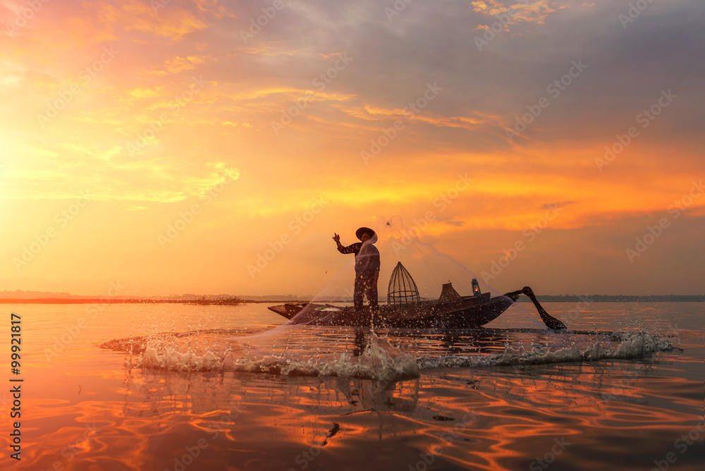 泰国邦普拉湖渔民捕鱼时的行动