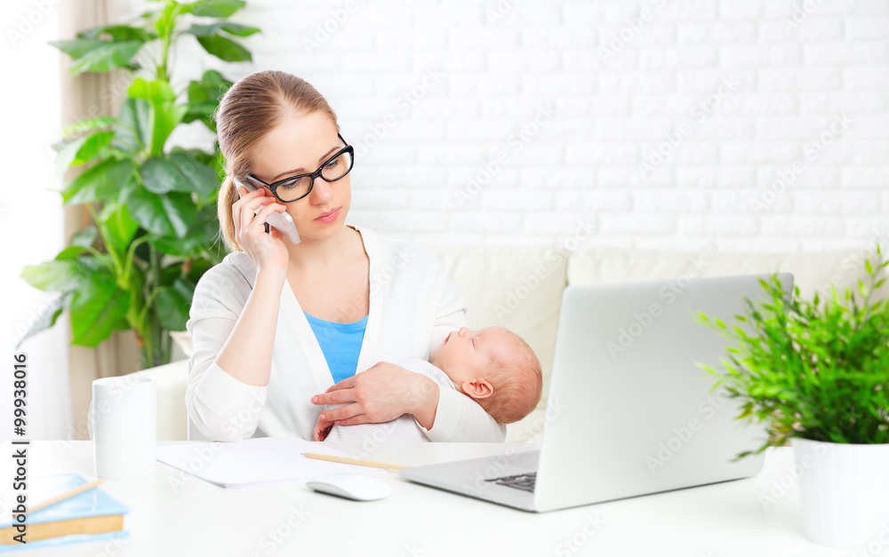 商务妈妈带着新生儿在家通过互联网工作