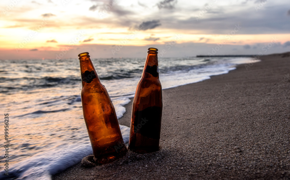 海滩上的瓶装啤酒
