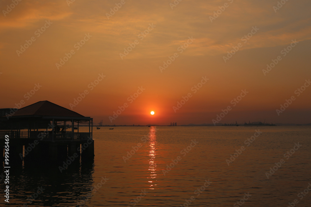 泰国海上日落的黄昏。