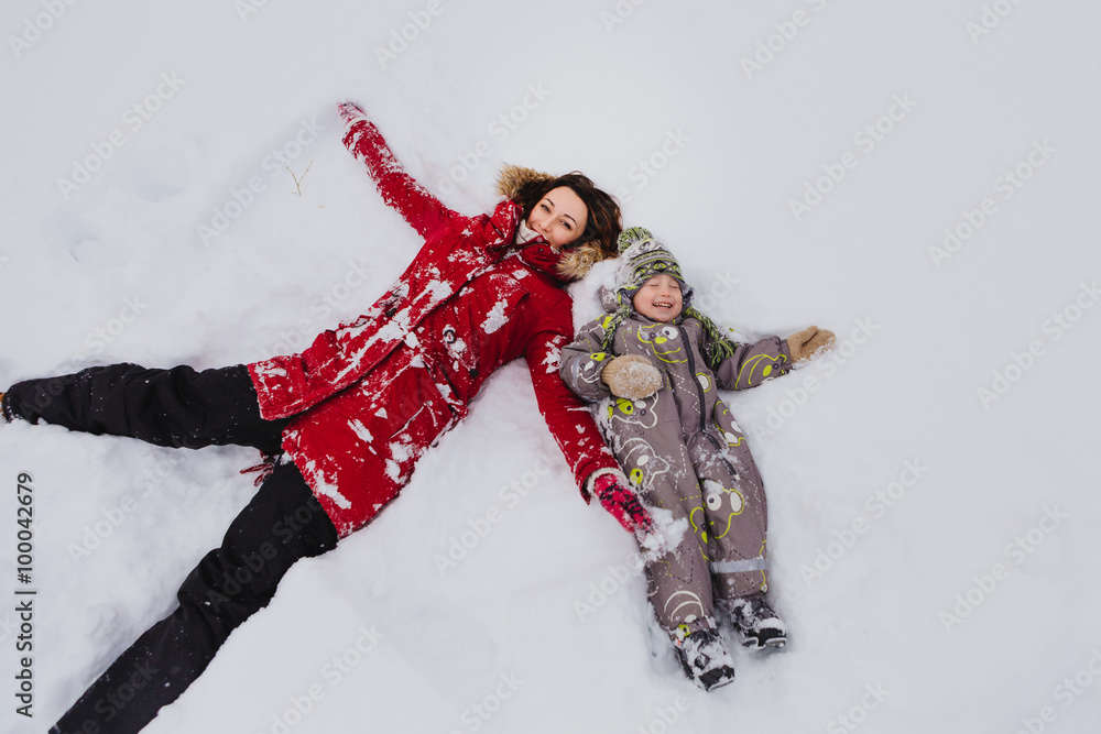 Мама и малыш лежат на снегу