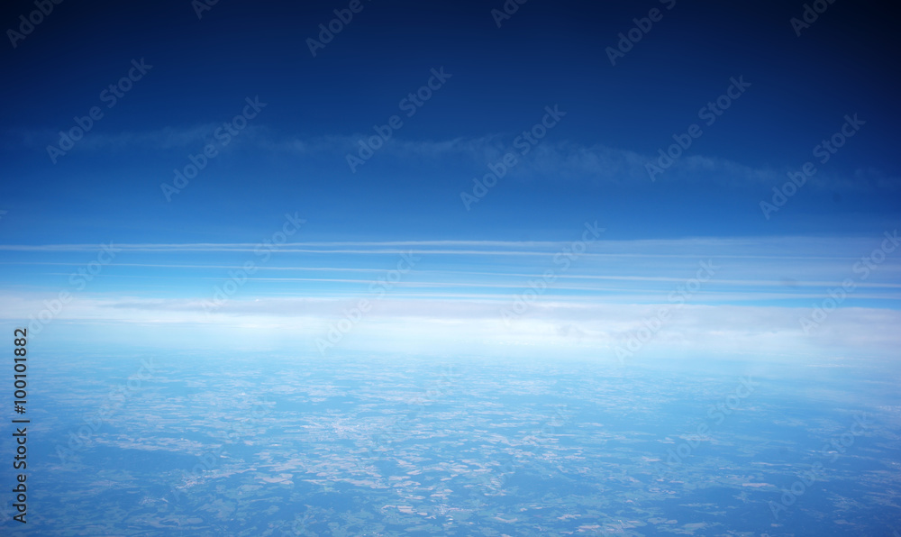 云层上方的天际线视图
