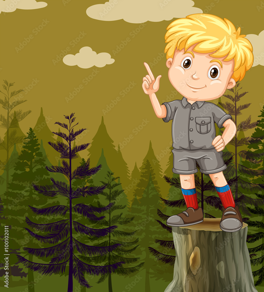 小男孩站在木头上