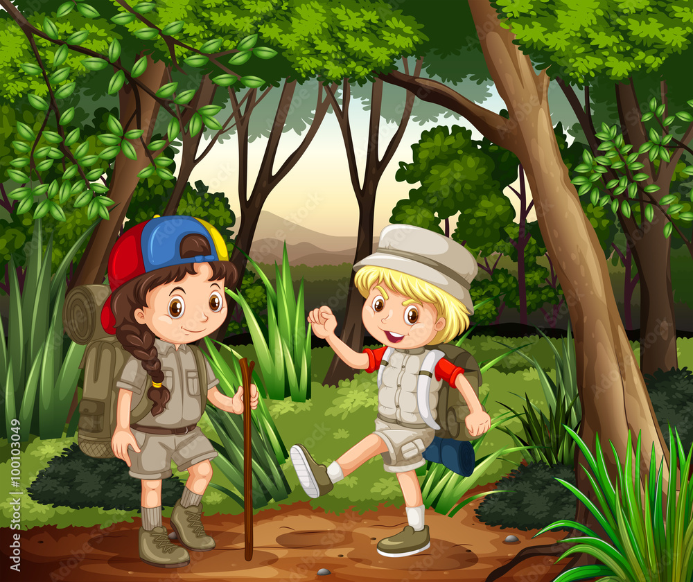 男孩和女孩在树林里露营