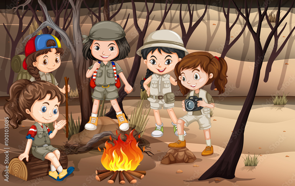 孩子们围着树林里的篝火转