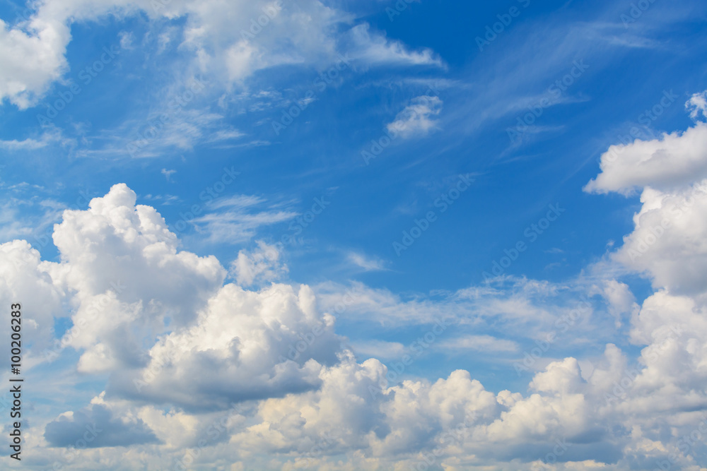 白色蓬松的云朵，背景是美丽的蓝天