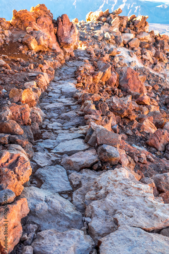 通往火山的石头步道