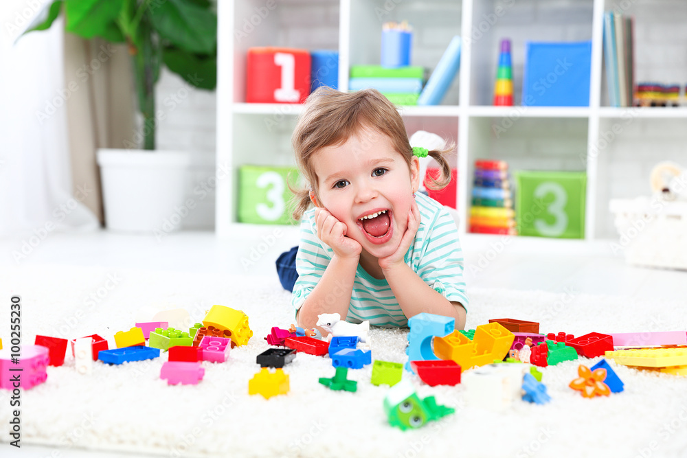 快乐的孩子和玩具一起欢笑玩耍构造函数