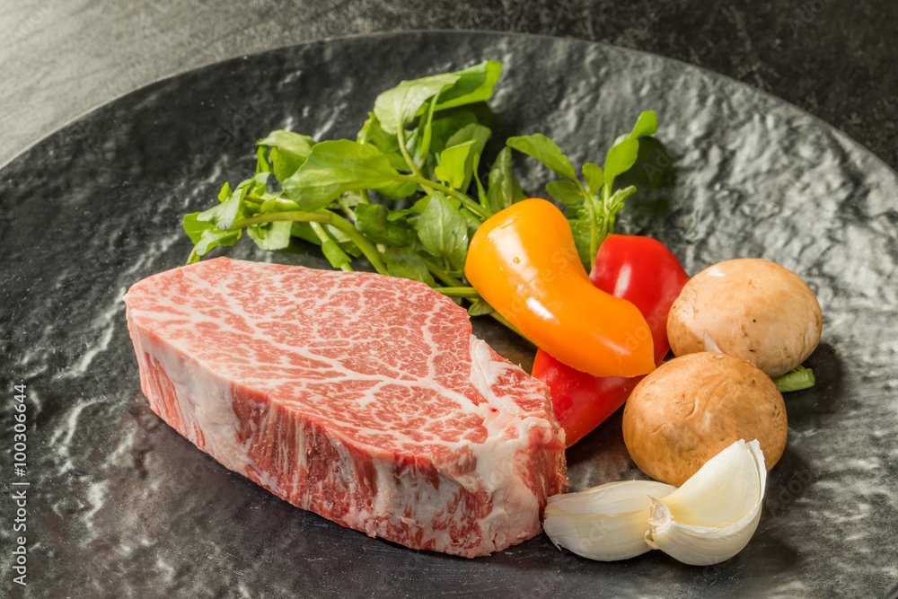 高級和牛ステーキ high-quality Japanese beef steak sizzl
