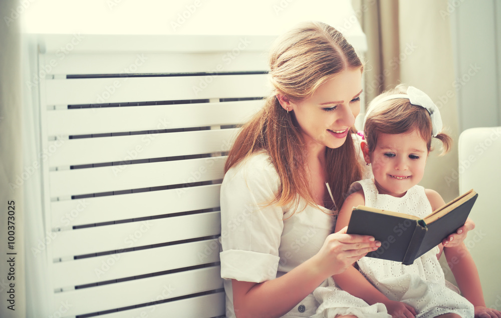 幸福家庭母子小女孩读书