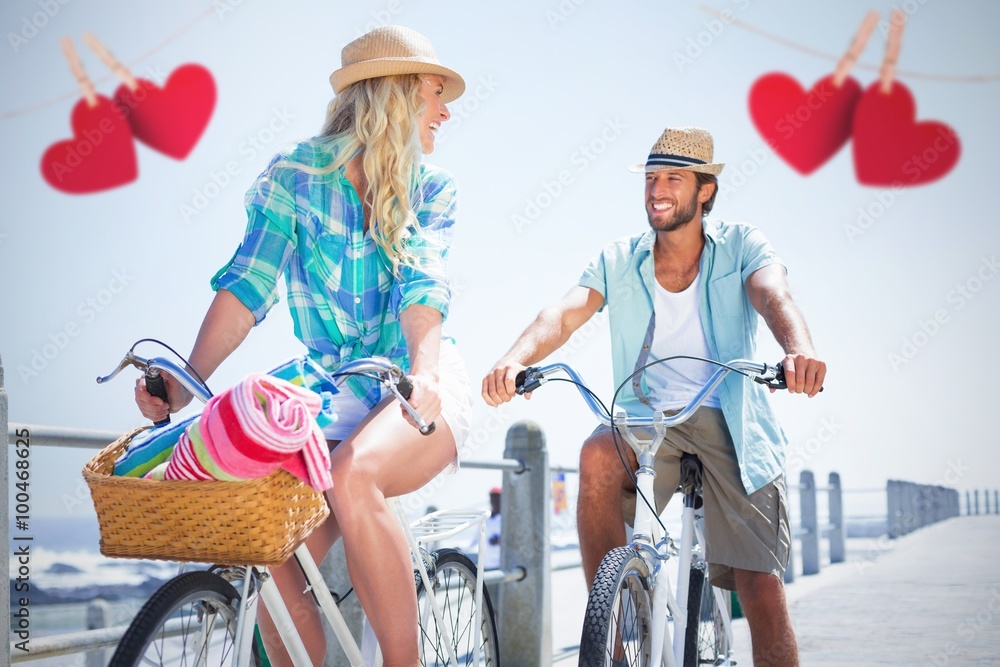 情侣在海滩上骑自行车的合成图