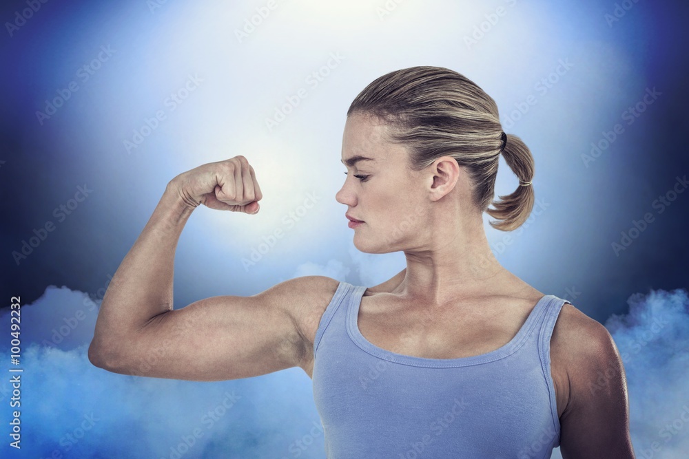肌肉发达的女性展示肌肉的合成图像