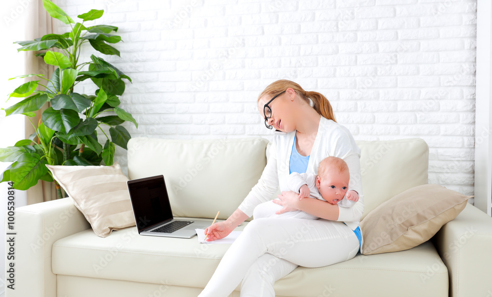 商务妈妈带着新生儿在家上网工作