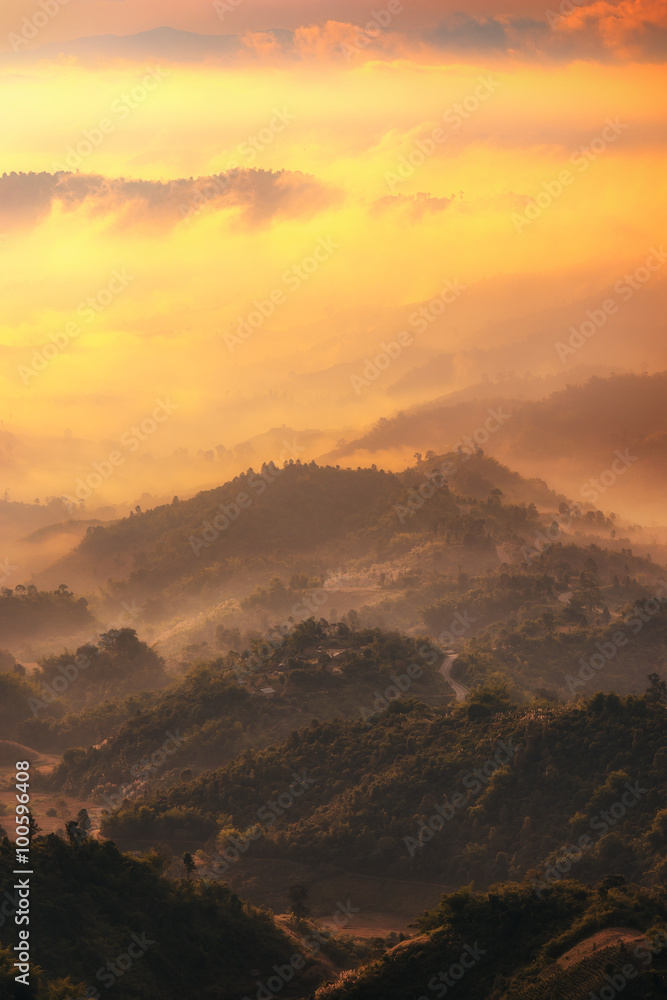 泰国清莱省多华美康清晨的日出山景和薄雾。