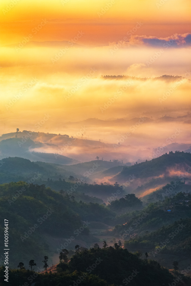 泰国清莱省多华美康清晨的日出山景和薄雾。
