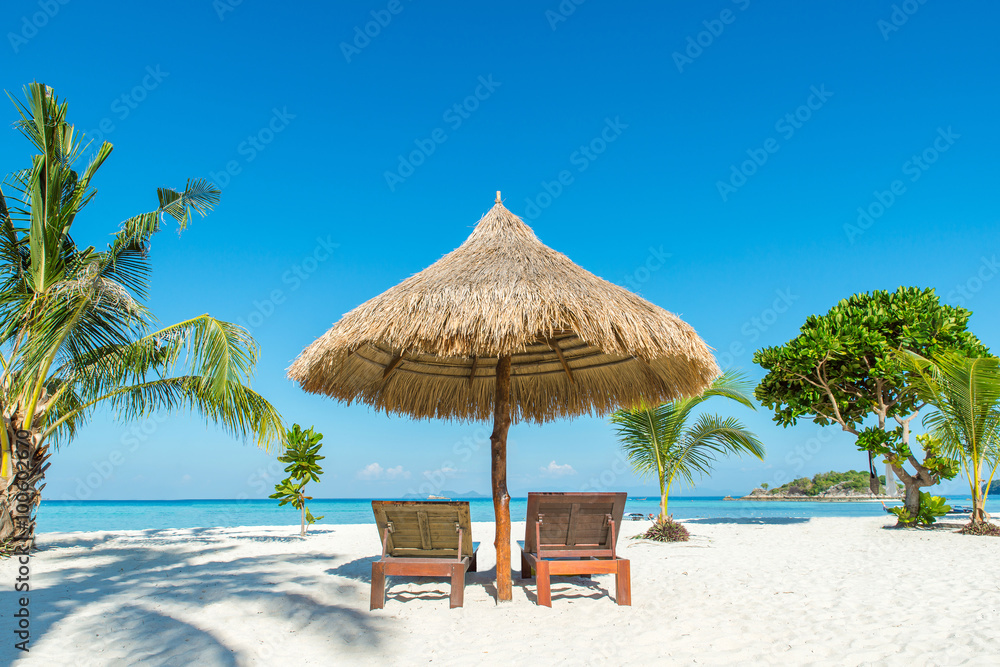 夏季、旅游、度假和度假概念-沙滩椅和