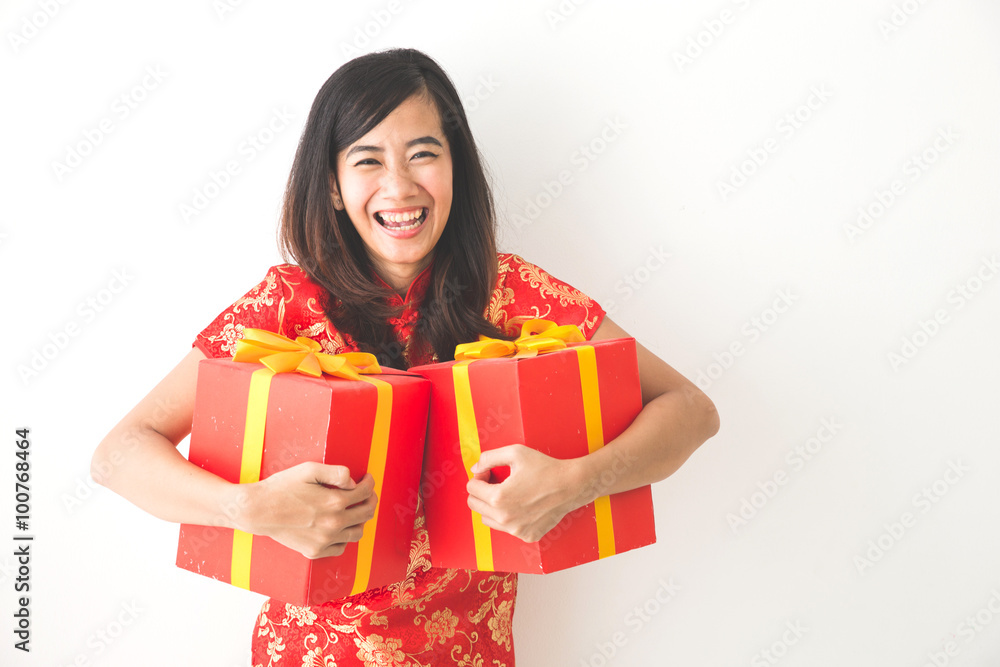 快乐的亚洲女人拿着礼盒庆祝中国人