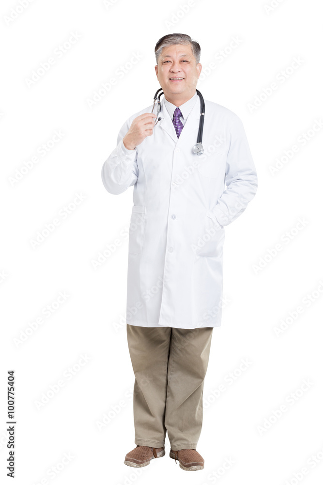 亚洲白人老医生拿着听诊器的手势