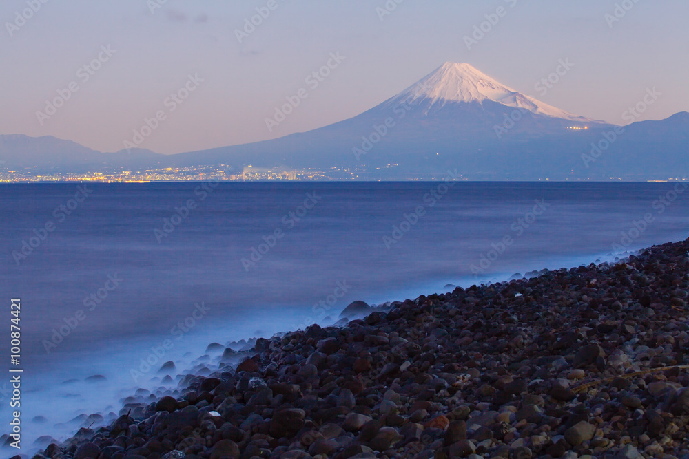 静冈县伊豆市冬季富士山和日本海
