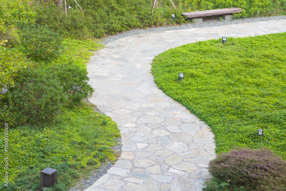 美丽的日本花园中的石头通道设计