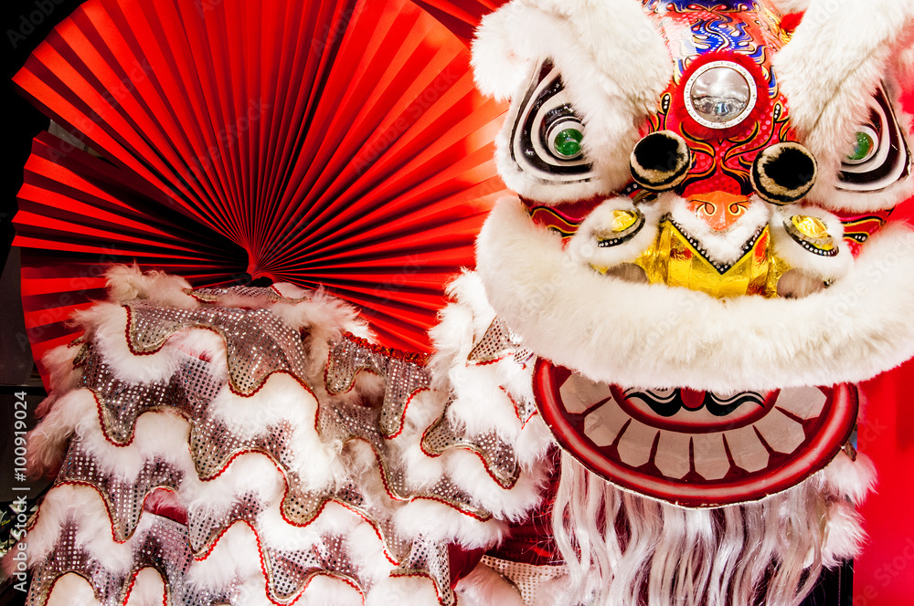 中国传统五彩红扇新年狮子
