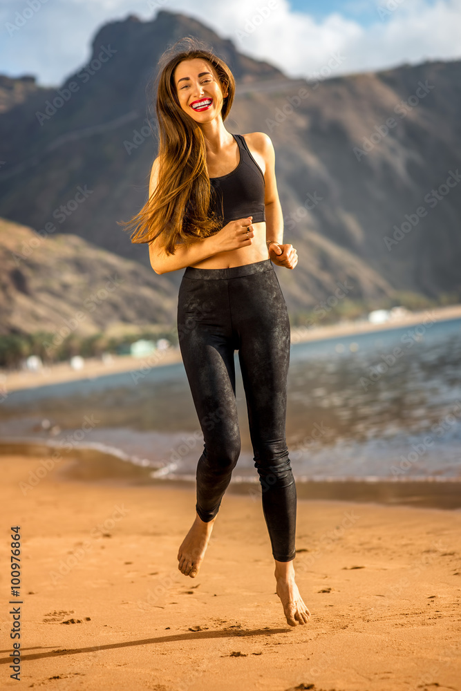 沙滩上奔跑的女人
