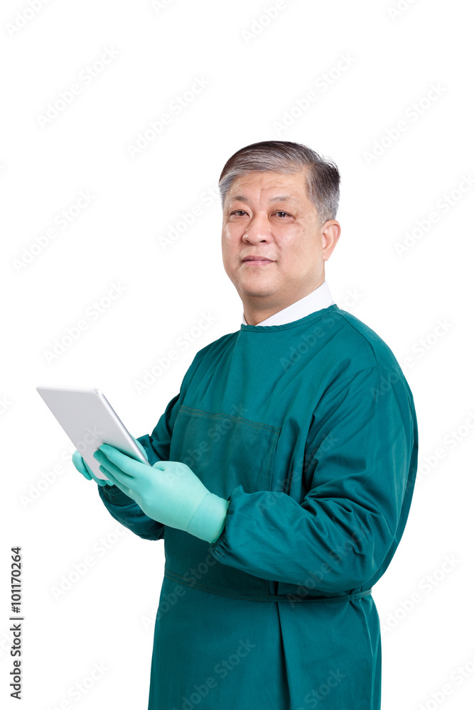 穿着长袍、带数字平板电脑的亚洲老人医生画像