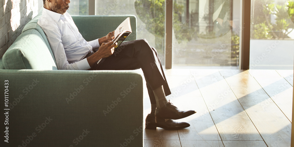 商人阅读杂志放松概念
