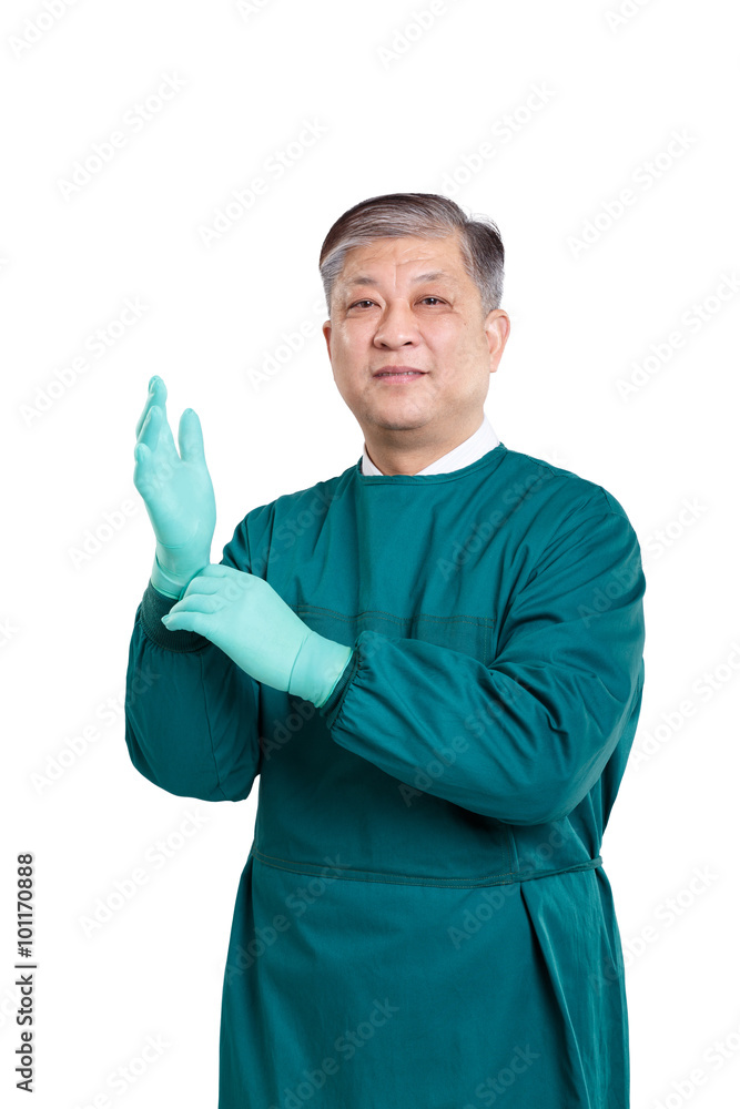 戴着手套穿着绿色长袍的亚洲老人医生画像