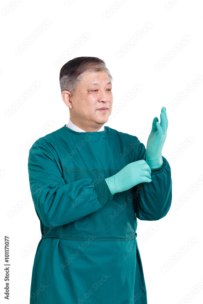 戴着手套，身穿绿色长袍的亚洲老人医生画像