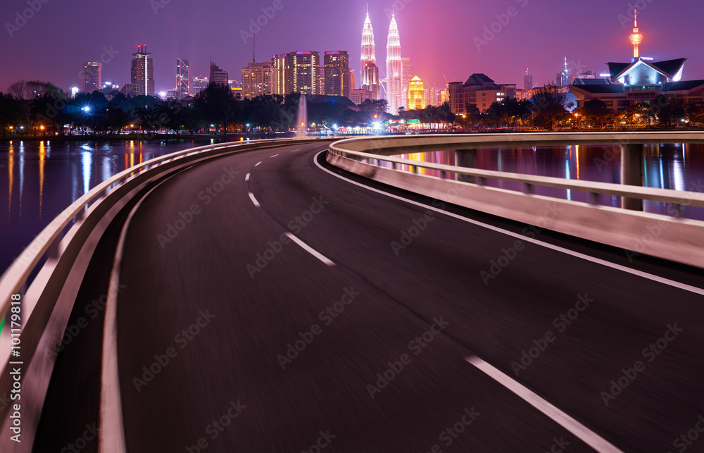 城市背景下的高速公路立交桥运动模糊。夜景