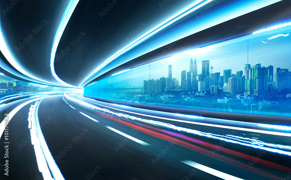 城市上空玻璃隧道中的抽象模糊速度运动道路，有灯光痕迹