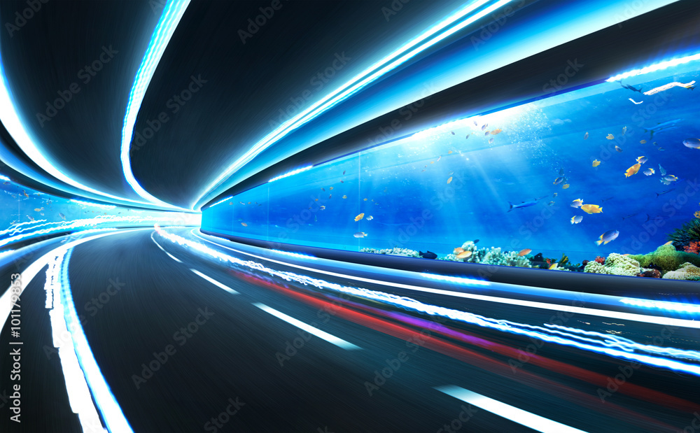 水下玻璃隧道中的抽象模糊速度运动道路，有灯光痕迹