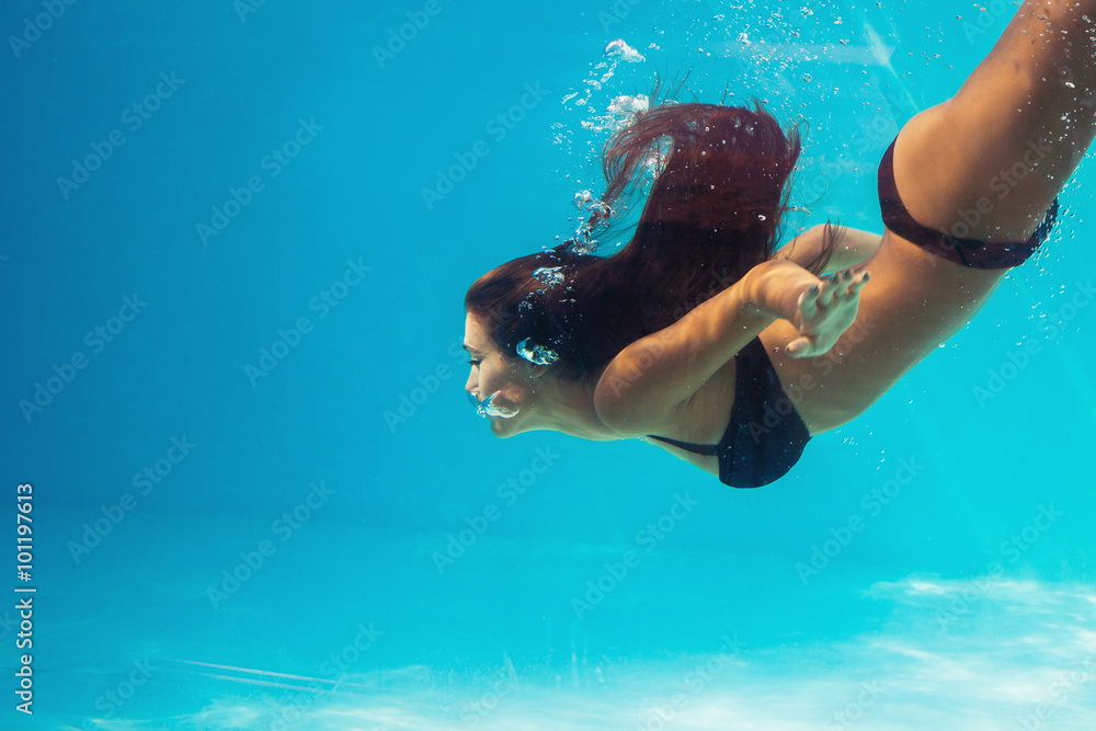 女子游泳池跳水