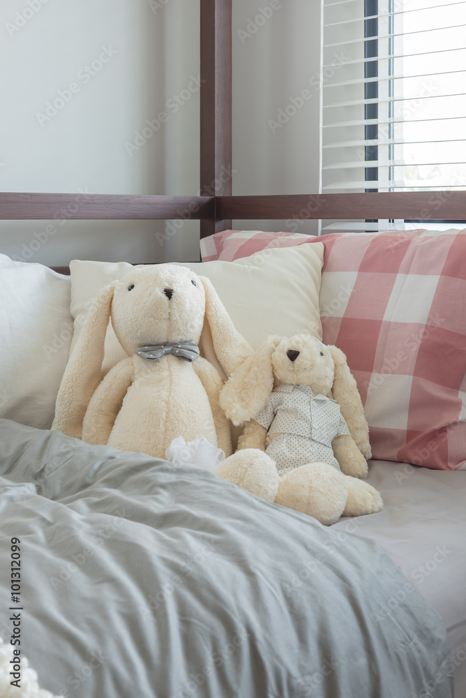 儿童卧室床上的玩偶和玩具