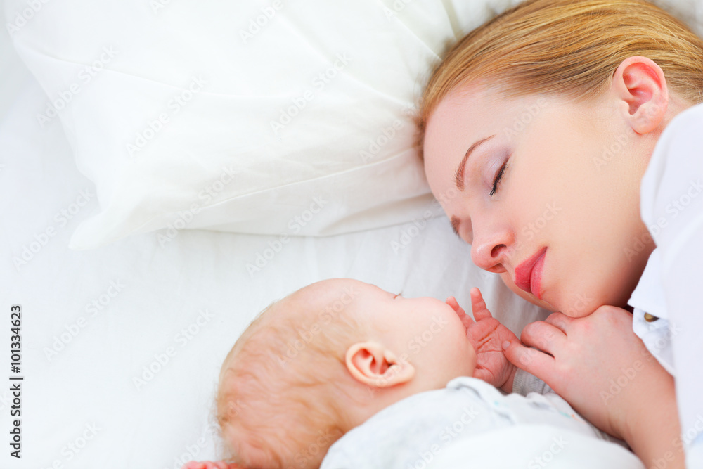 新生儿和母亲睡在一起