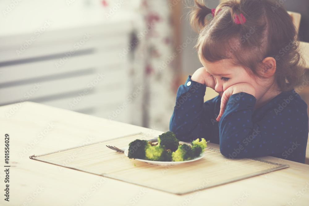 小女孩不喜欢也不想吃蔬菜