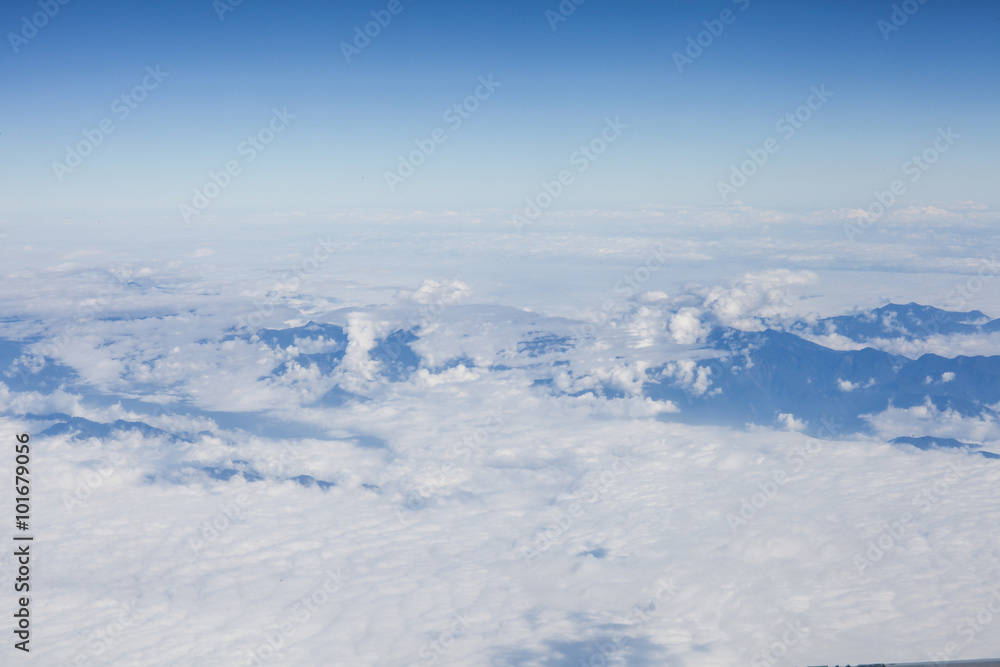 从飞机上俯瞰云层上方的天际线