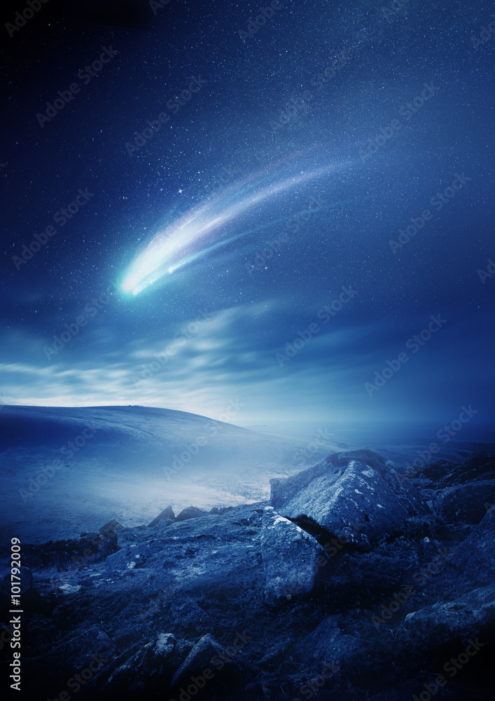 一颗明亮的彗星，在一个雾蒙蒙的夜晚靠近太阳时留下了大量的尘埃和气体痕迹。幻觉